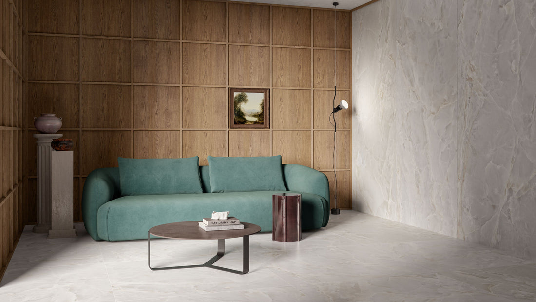 Séjour avec sol en grès cérame effet marbre clair grand format — Carrelage Italien Paris