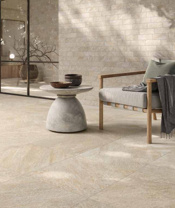 Gros plan sur un carrelage effet pierre en grand format