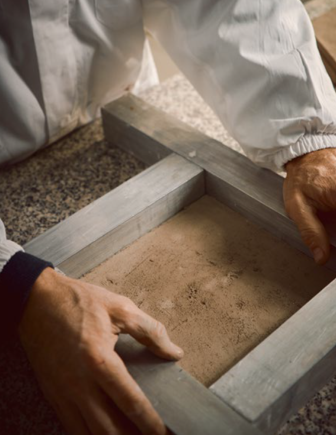 Carreleur posant un carrelage grand format